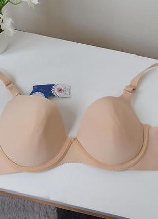 Бесшовный бюстгальтер телесного цвета с, д