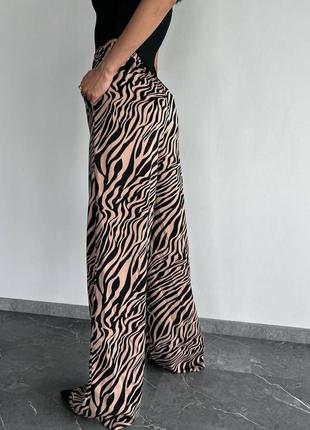 Женские брюки брюки брюки широкие в энимал животный принт зебра цветные стильные модные крутые трендовые бежевые бежи3 фото