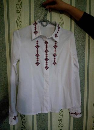 Белая блузка с вишивкой