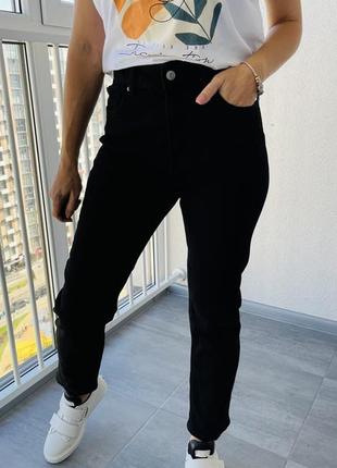 Черные джинсы мом с высокой посадкой1 фото