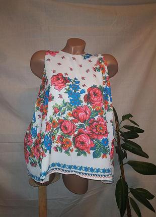 Блуза у квіти, з цікавою спинкою