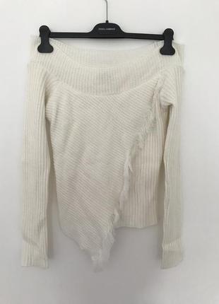 Классный стильный белый свитер с открытыми плечами и бахромой от quiz размер s