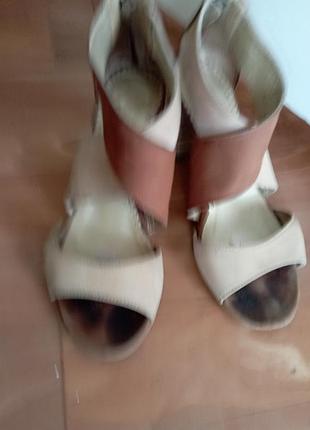 Стильні босоніжки