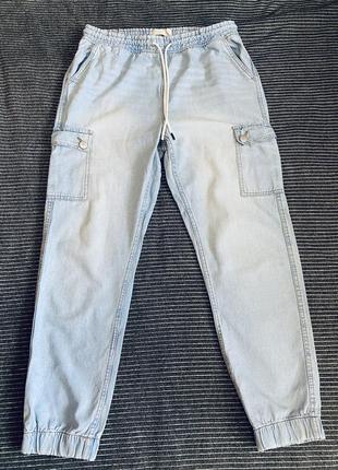 Чоловічі джинси-джогери  блакитні з кишенями карго, на шнурках6 фото