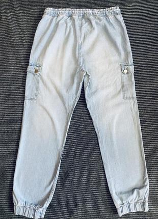 Чоловічі джинси-джогери  блакитні з кишенями карго, на шнурках3 фото