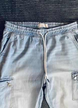 Чоловічі джинси-джогери  блакитні з кишенями карго, на шнурках2 фото