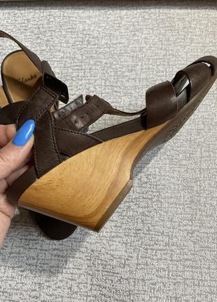 Сандалии женские коричневые кожаные босаножки на танкетке clarks- 38p2 фото