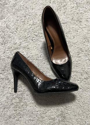Туфлі next нові чорні лакеровані змія рептилія