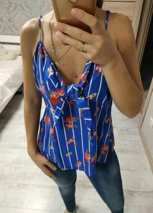 Красива легка блуза із зав'язками на грудях