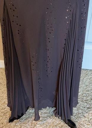 Елегантне коричневе плаття з плісированими вставками7 фото