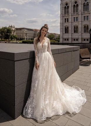 Изысканное свадебное платье