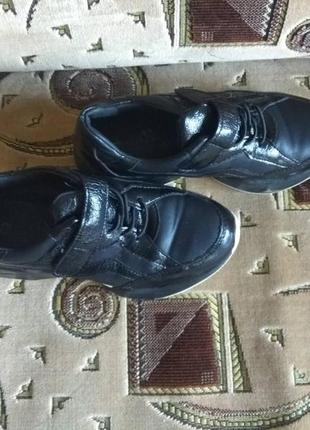 Черные кроссовки (32 размер)
