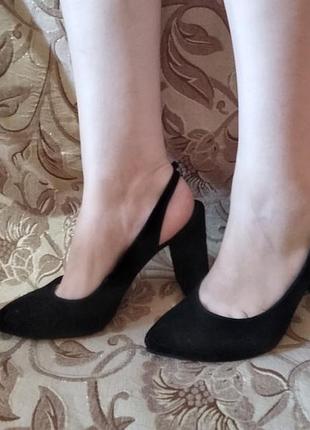 Шикарні шкіряні туфлі з відкритою п'ятою р. 39