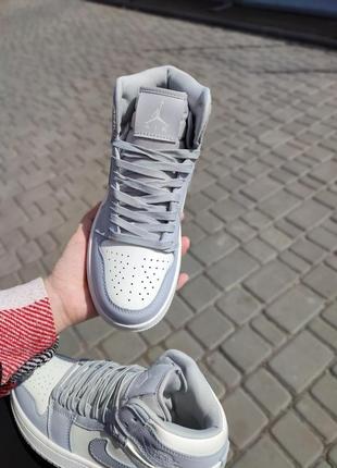 Жіночі кросівки nike air jordan 1 retro mid light blue2 фото