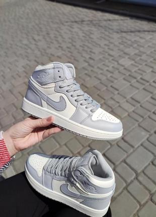 Жіночі кросівки nike air jordan 1 retro mid light blue4 фото