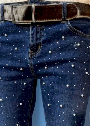 Темно сині стрейчеві джинси з бусинами та стразами3 фото