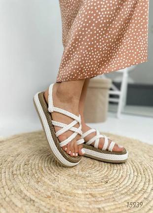 Босоніжки світло-бежевого білі на високій підошві переплёт каучук текстиль сандалии