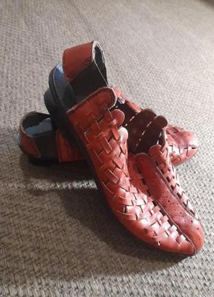 Босоніжки шкіряні.