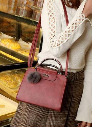 Модная женская сумка с брелком. женская сумочка с меховой подвеской бордовый2 фото