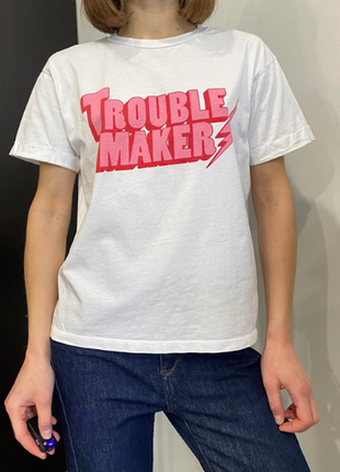 Trouble maker біла футболка з рожевим надписом urban outfitters