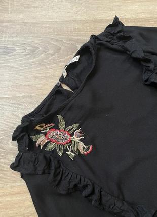 Чорна натуральна вільна блуза з вишивкою квітів з рюшами віскоза zara s/m4 фото