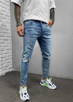 Голубые джинсы с дырками на коленях
zara man