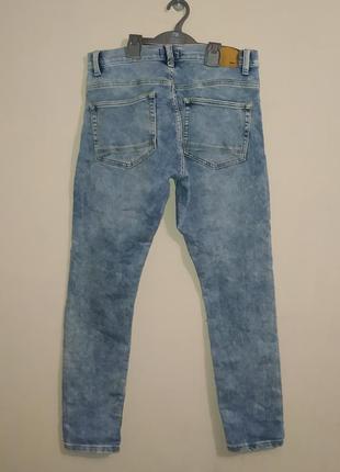 Голубые джинсы с дырками на коленях
zara man6 фото