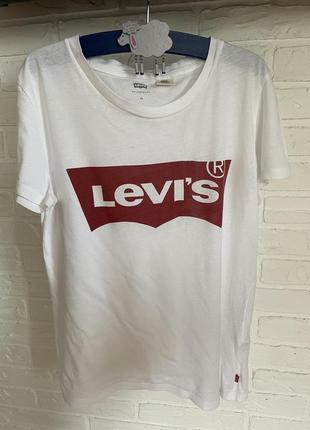 Базовая белая футболка levis