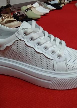 Жіноче взуття ( кросівки )