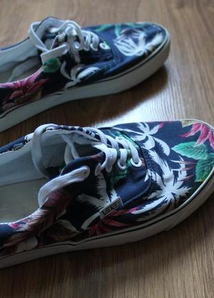 Привлекательные цветастые легкие кеды в ярком дизайне vans