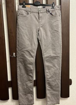 Серые тонкие брюки, джинсы