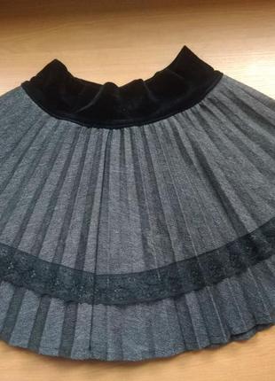 Гарна шкільна спідниця 9-10 років