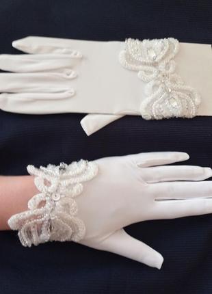 Весільні рукавички з пальцями  та ажурним краєм з бісером і стразами, білі арт.п-п-5