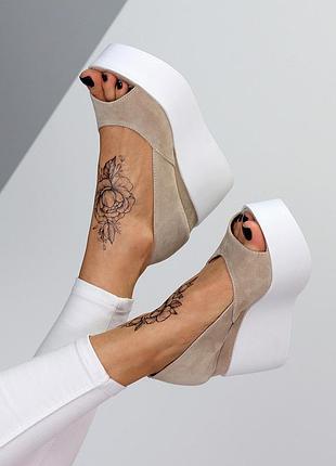 Бежевые открытые замшевые женские туфли натуральная замша на белой платформе танкетке