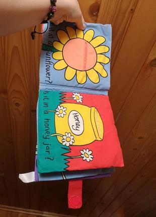 Велика текстильна розвиваюча книга книжка для розвитку книжечка для малюків на липучках бджілка в пошуках свого дому4 фото