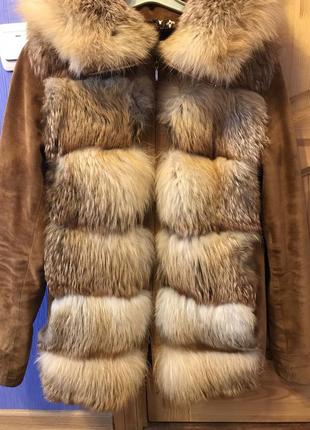 Куртка-трансформер из меха лисы с замшевыми рукавами.