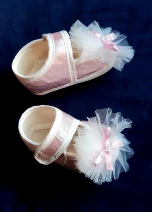 Пинетки туфельки бело-розовые атлас и фатин