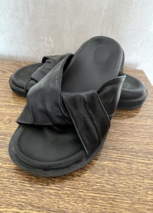 Шкіряні шльопанці