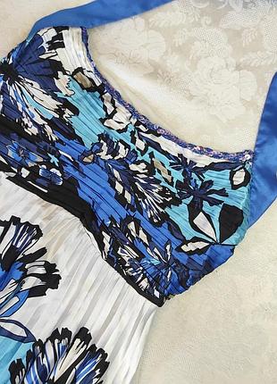 Красивое платье с плисерированным низом