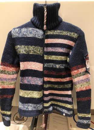 Вязаный разноцветный тёмный свитер на змейке