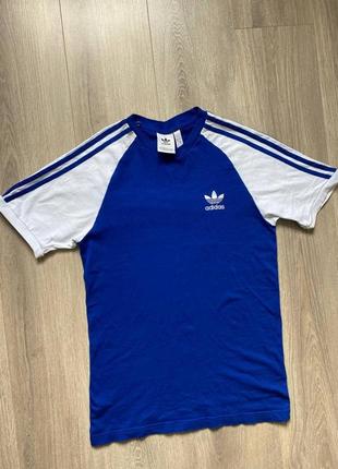 Футболка adidas с лампасами