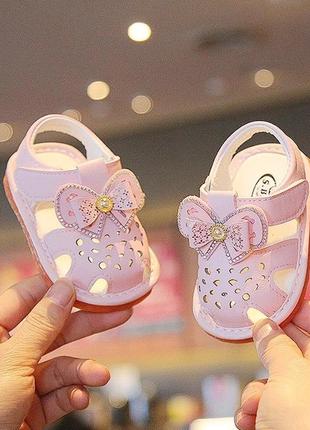 Стильні босоніжки