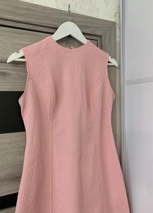 Стильное розовое мини платье из фактурной ткани4 фото