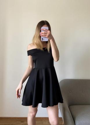 Черное платье с открытой линией плеча3 фото