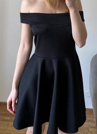 Черное платье с открытой линией плеча8 фото