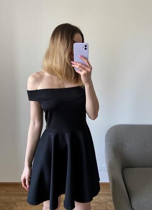 Черное платье с открытой линией плеча10 фото