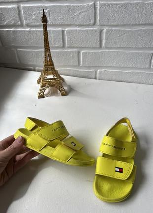 Дитячі сандалі tommy hilfiger  28р яскраві жовті босоніжки з піни