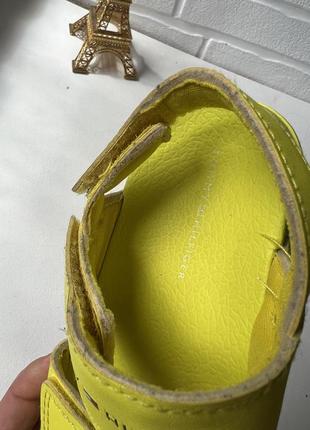 Дитячі сандалі tommy hilfiger  28р яскраві жовті босоніжки з піни4 фото
