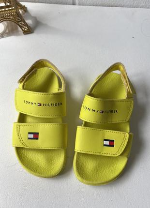 Дитячі сандалі tommy hilfiger  28р яскраві жовті босоніжки з піни1 фото