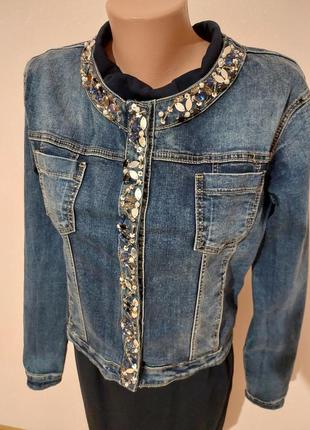 Классный джинсовый укороченный пиджак со стразами 48 размера